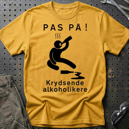 Pas På Krydsende Alkoholikere - Unisex T-Shirt , Bomuld-Beklædning-Garage Culture-Guld-S-Garage Culture Shop- garage - man cave - merchandise