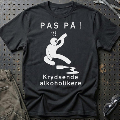 Pas På Krydsende Alkoholikere - Unisex T-Shirt , Bomuld-Beklædning-Garage Culture-Sort-S-Garage Culture Shop- garage - man cave - merchandise