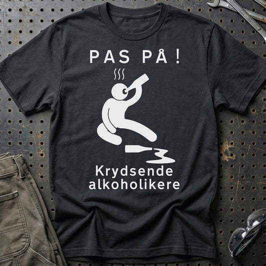 Pas På Krydsende Alkoholikere - Unisex T-Shirt , Bomuld-Beklædning-Garage Culture-Sort-S-Garage Culture Shop- garage - man cave - merchandise