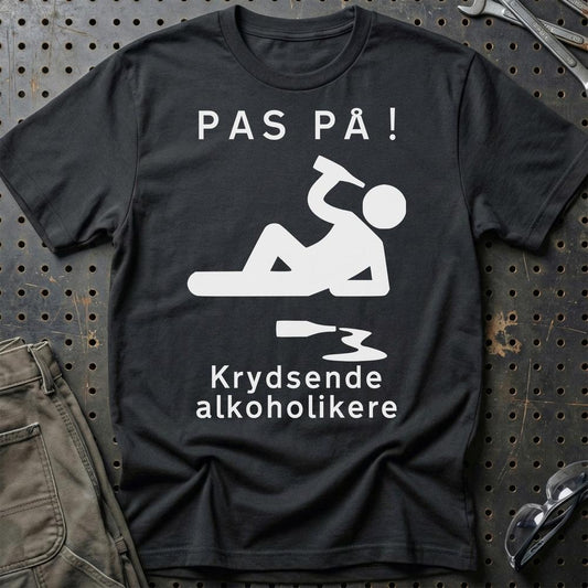 Pas På Krydsende Alkoholikere - Unisex T-Shirt , Bomuld-Beklædning-Garage Culture-Sort-S-Garage Culture Shop- garage - man cave - merchandise