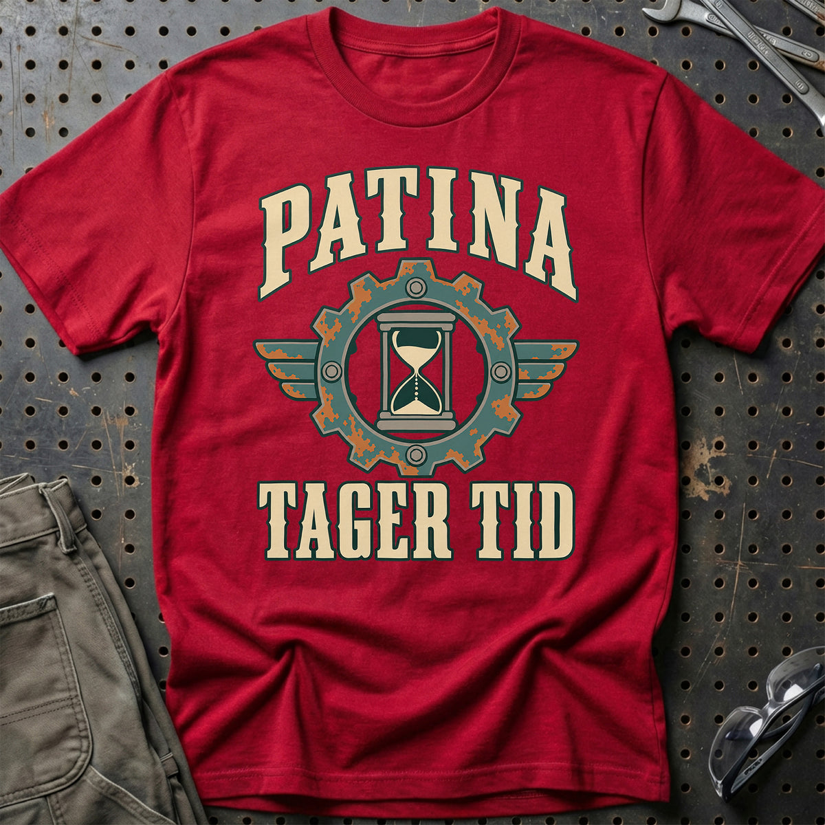 
Patina – Tager tid T-Shirt – Rød