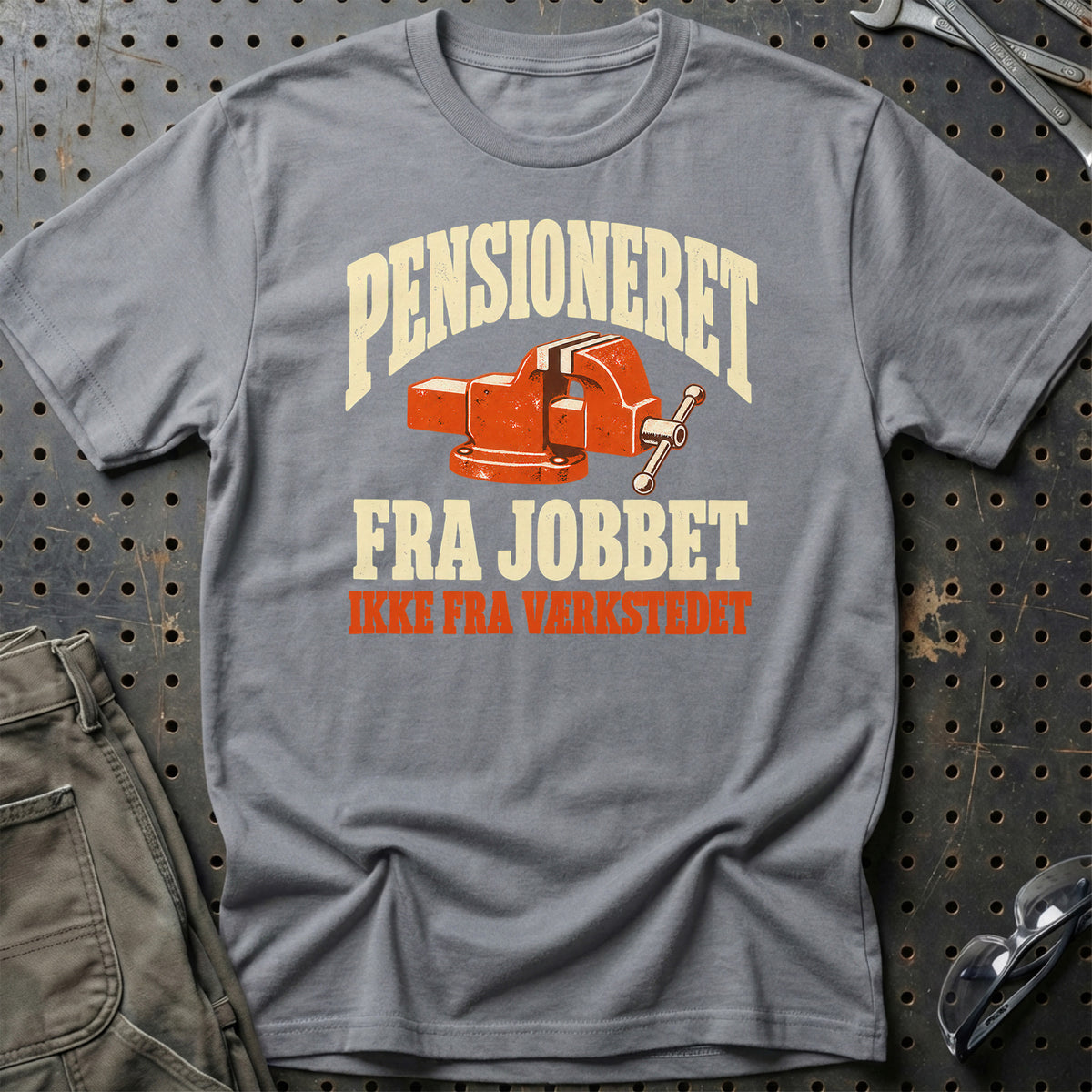 
Produktbillede af Pensioneret Fra Jobbet – Ikke Fra Værkstedet T-Shirt