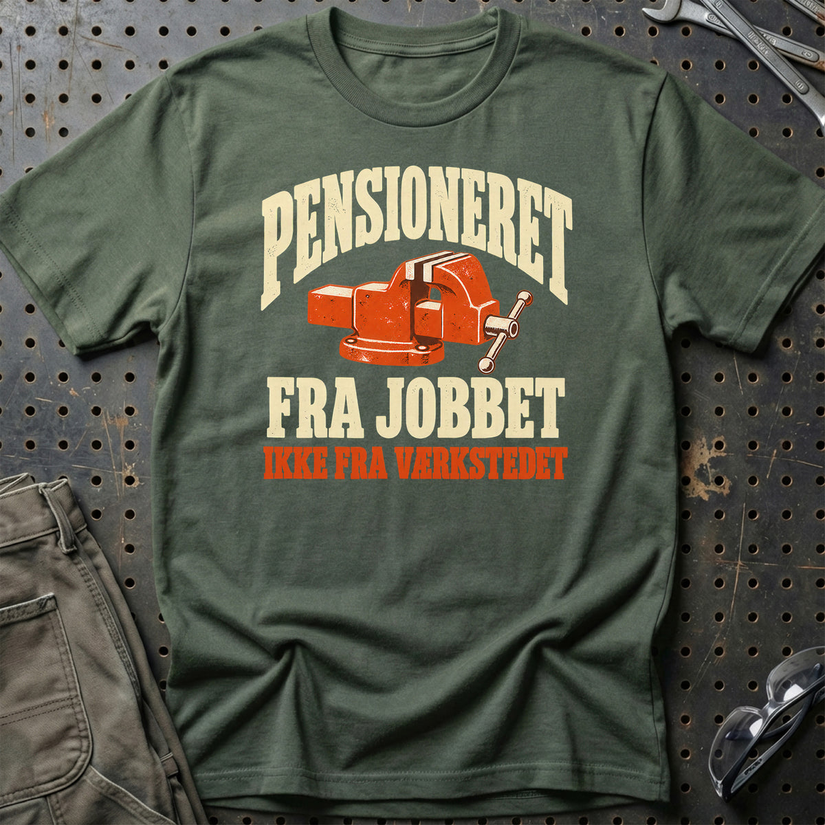 
Produktbillede af Pensioneret Fra Jobbet – Ikke Fra Værkstedet T-Shirt