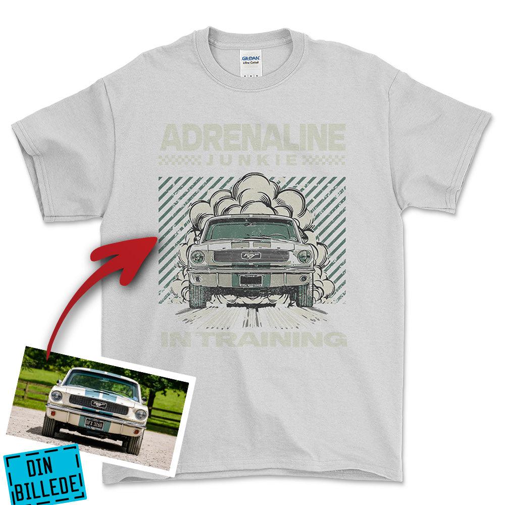 Personlig - Adrenaline Junkie In Training - Med Din Bil MC Billede T-Shirt-Beklædning-Garage Culture-Hvid-S-Garage Culture Shop- garage - man cave - merchandise