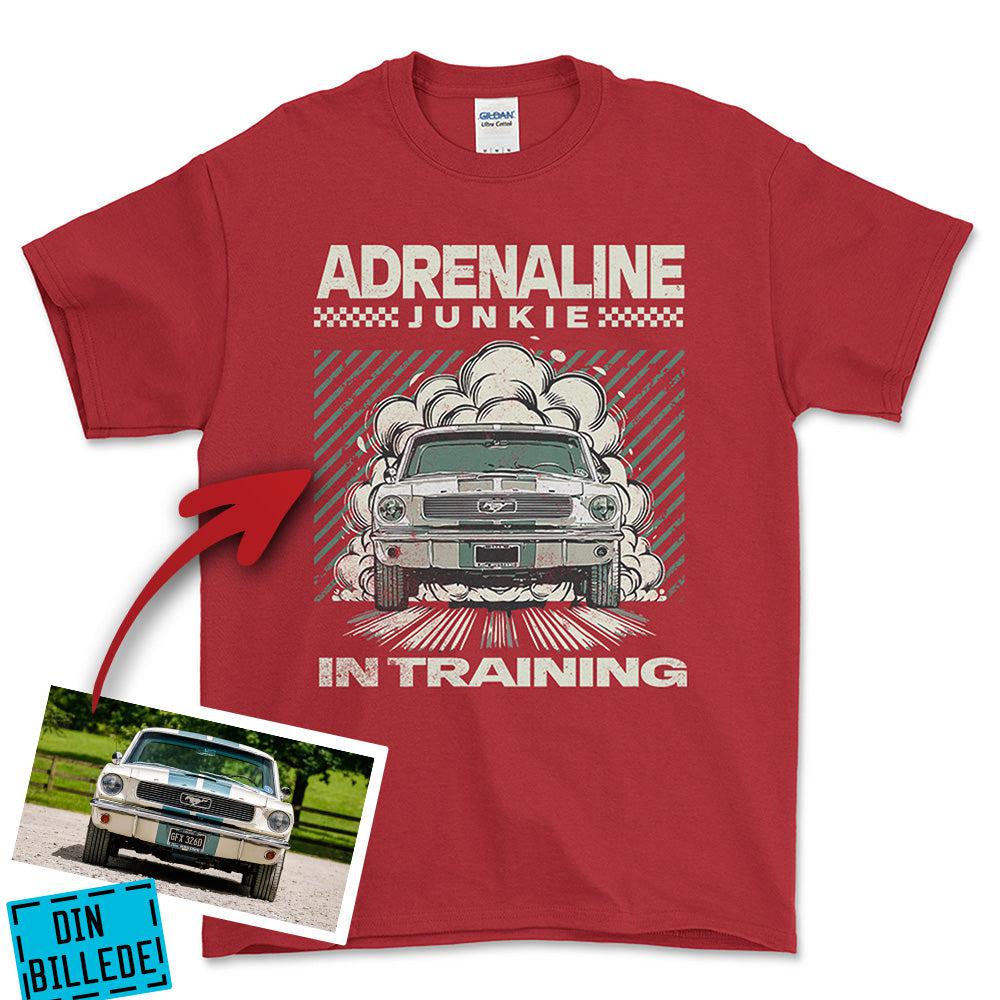 Personlig - Adrenaline Junkie In Training - Med Din Bil MC Billede T-Shirt-Beklædning-Garage Culture-Rød-S-Garage Culture Shop- garage - man cave - merchandise