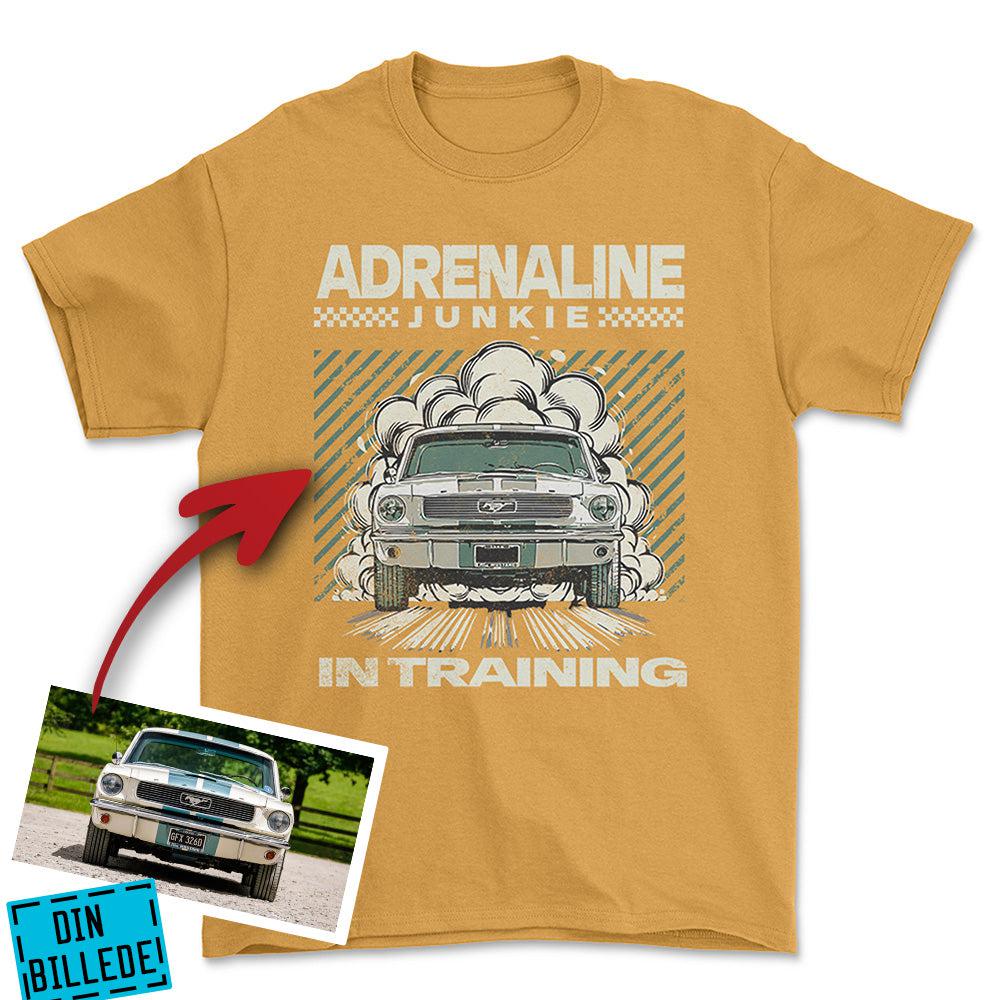 Personlig - Adrenaline Junkie In Training - Med Din Bil MC Billede T-Shirt-Beklædning-Garage Culture-Guld-S-Garage Culture Shop- garage - man cave - merchandise