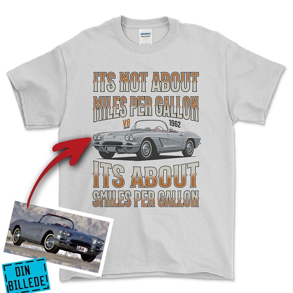 Personlig - Its not About miles per Gallon Its About Smiles Per Gallon - Med Din Bil MC Billede I illustrationstil Unisex T-Shirt , Bomuld-Beklædning-Garage Culture-Hvid-S-Forside-Garage Culture Shop- garage - man cave - merchandise