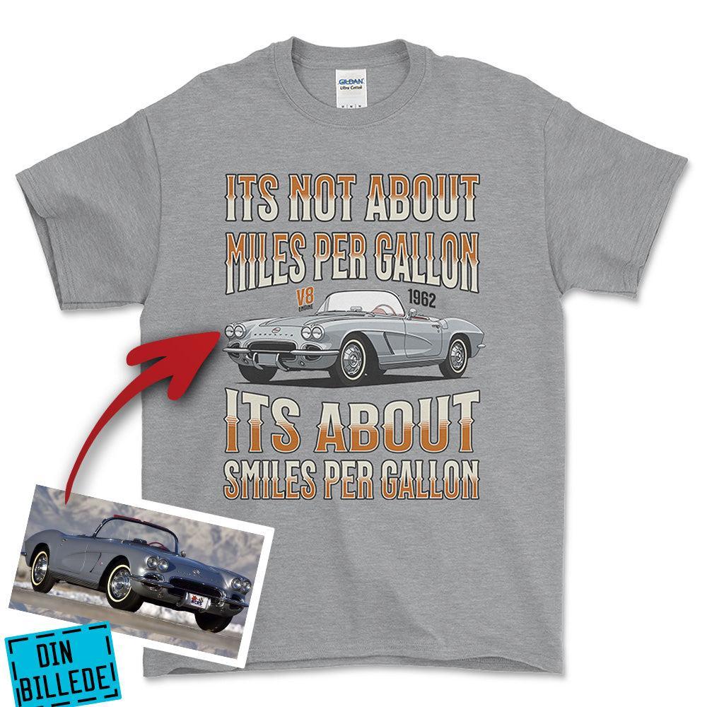 Personlig - Its not About miles per Gallon Its About Smiles Per Gallon - Med Din Bil MC Billede I illustrationstil Unisex T-Shirt , Bomuld-Beklædning-Garage Culture-Grå Sport-S-Forside-Garage Culture Shop- garage - man cave - merchandise