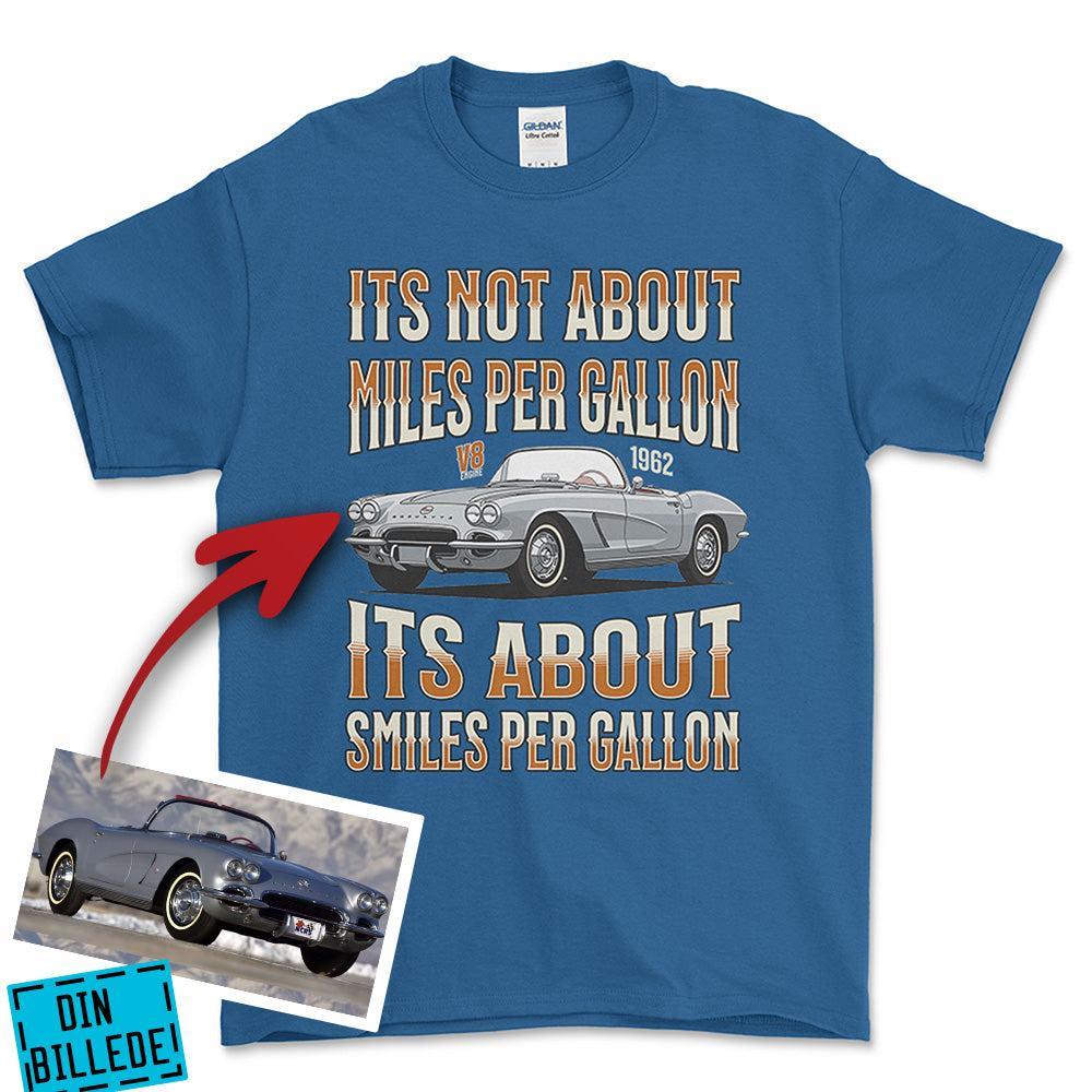 Personlig - Its not About miles per Gallon Its About Smiles Per Gallon - Med Din Bil MC Billede I illustrationstil Unisex T-Shirt , Bomuld-Beklædning-Garage Culture-Blå Royal-S-Forside-Garage Culture Shop- garage - man cave - merchandise