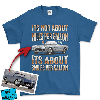 Personlig - Its not About miles per Gallon Its About Smiles Per Gallon - Med Din Bil MC Billede I illustrationstil Unisex T-Shirt , Bomuld-Beklædning-Garage Culture-Blå Royal-S-Forside-Garage Culture Shop- garage - man cave - merchandise