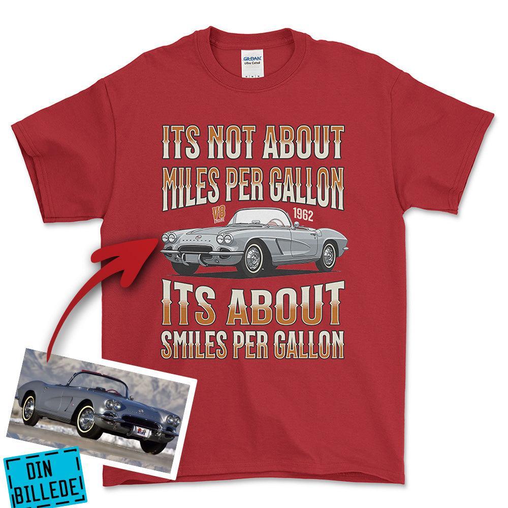 Personlig - Its not About miles per Gallon Its About Smiles Per Gallon - Med Din Bil MC Billede I illustrationstil Unisex T-Shirt , Bomuld-Beklædning-Garage Culture-Rød-S-Forside-Garage Culture Shop- garage - man cave - merchandise