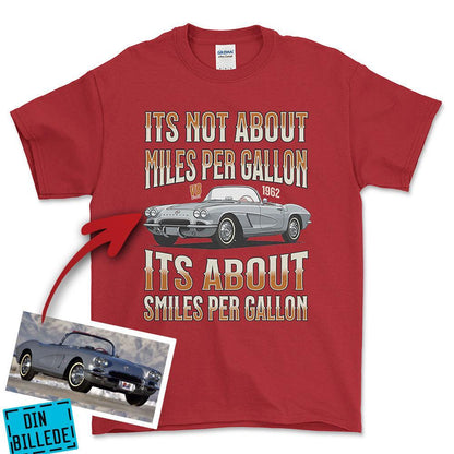 Personlig - Its not About miles per Gallon Its About Smiles Per Gallon - Med Din Bil MC Billede I illustrationstil Unisex T-Shirt , Bomuld-Beklædning-Garage Culture-Rød-S-Forside-Garage Culture Shop- garage - man cave - merchandise
