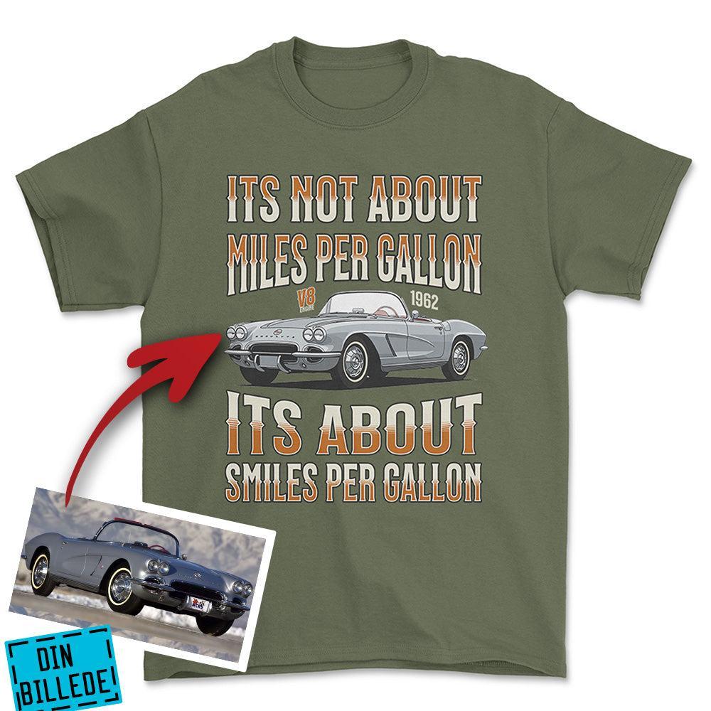Personlig - Its not About miles per Gallon Its About Smiles Per Gallon - Med Din Bil MC Billede I illustrationstil Unisex T-Shirt , Bomuld-Beklædning-Garage Culture-Grøn Militær-S-Forside-Garage Culture Shop- garage - man cave - merchandise
