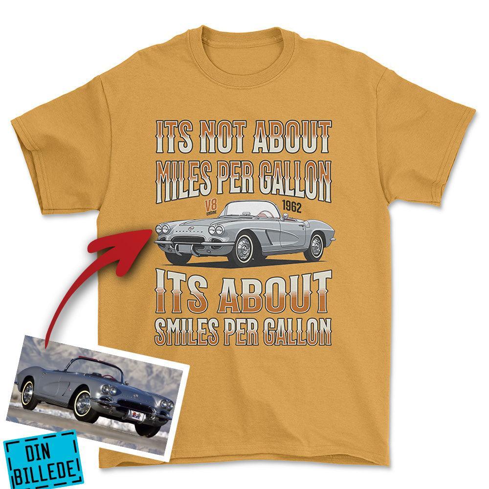 Personlig - Its not About miles per Gallon Its About Smiles Per Gallon - Med Din Bil MC Billede I illustrationstil Unisex T-Shirt , Bomuld-Beklædning-Garage Culture-Guld-S-Forside-Garage Culture Shop- garage - man cave - merchandise