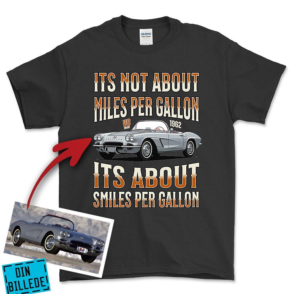 Personlig - Its not About miles per Gallon Its About Smiles Per Gallon - Med Din Bil MC Billede I illustrationstil Unisex T-Shirt , Bomuld-Beklædning-Garage Culture-Sort-S-Garage Culture Shop- garage - man cave - merchandise