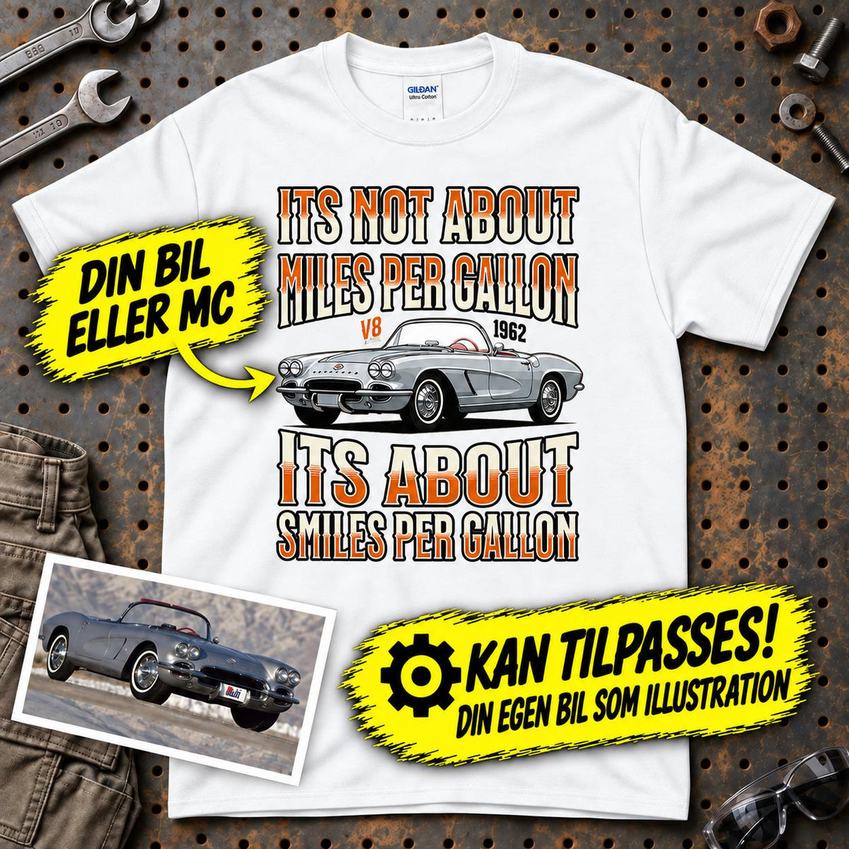 
Produktbillede af Personlig - Its not About miles per Gallon Its About Smiles Per Gallon - Med Din Bil MC Billede I illustrationstil T-Shirt