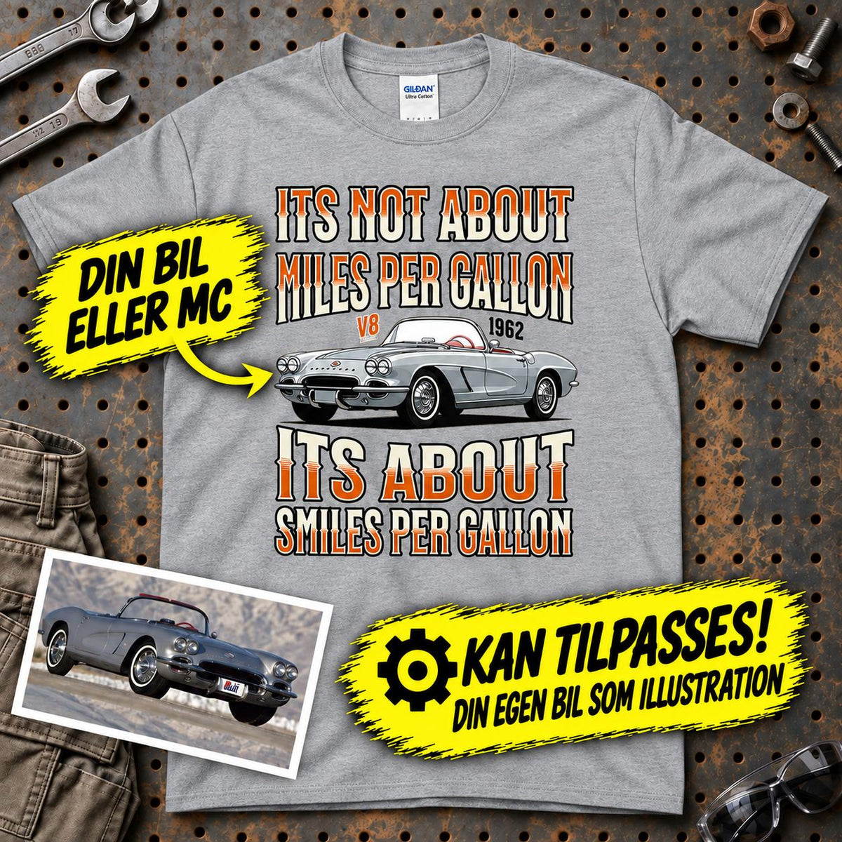 
Produktbillede af Personlig - Its not About miles per Gallon Its About Smiles Per Gallon - Med Din Bil MC Billede I illustrationstil T-Shirt