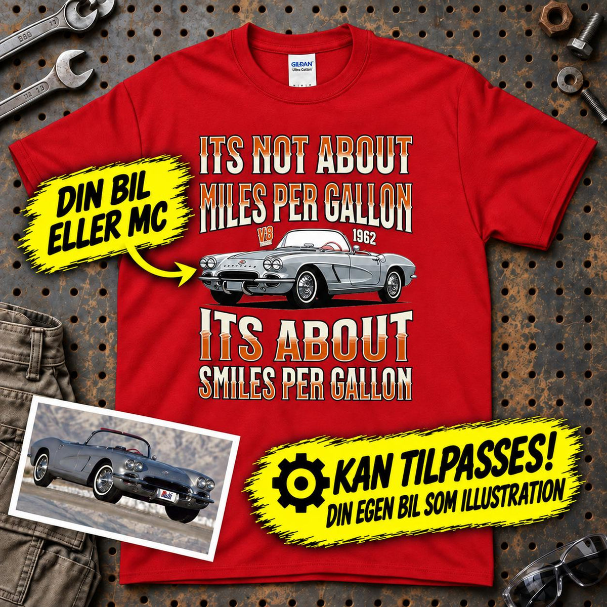 
Produktbillede af Personlig - Its not About miles per Gallon Its About Smiles Per Gallon - Med Din Bil MC Billede I illustrationstil T-Shirt