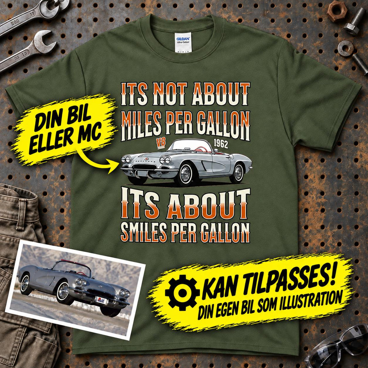 
Produktbillede af Personlig - Its not About miles per Gallon Its About Smiles Per Gallon - Med Din Bil MC Billede I illustrationstil T-Shirt