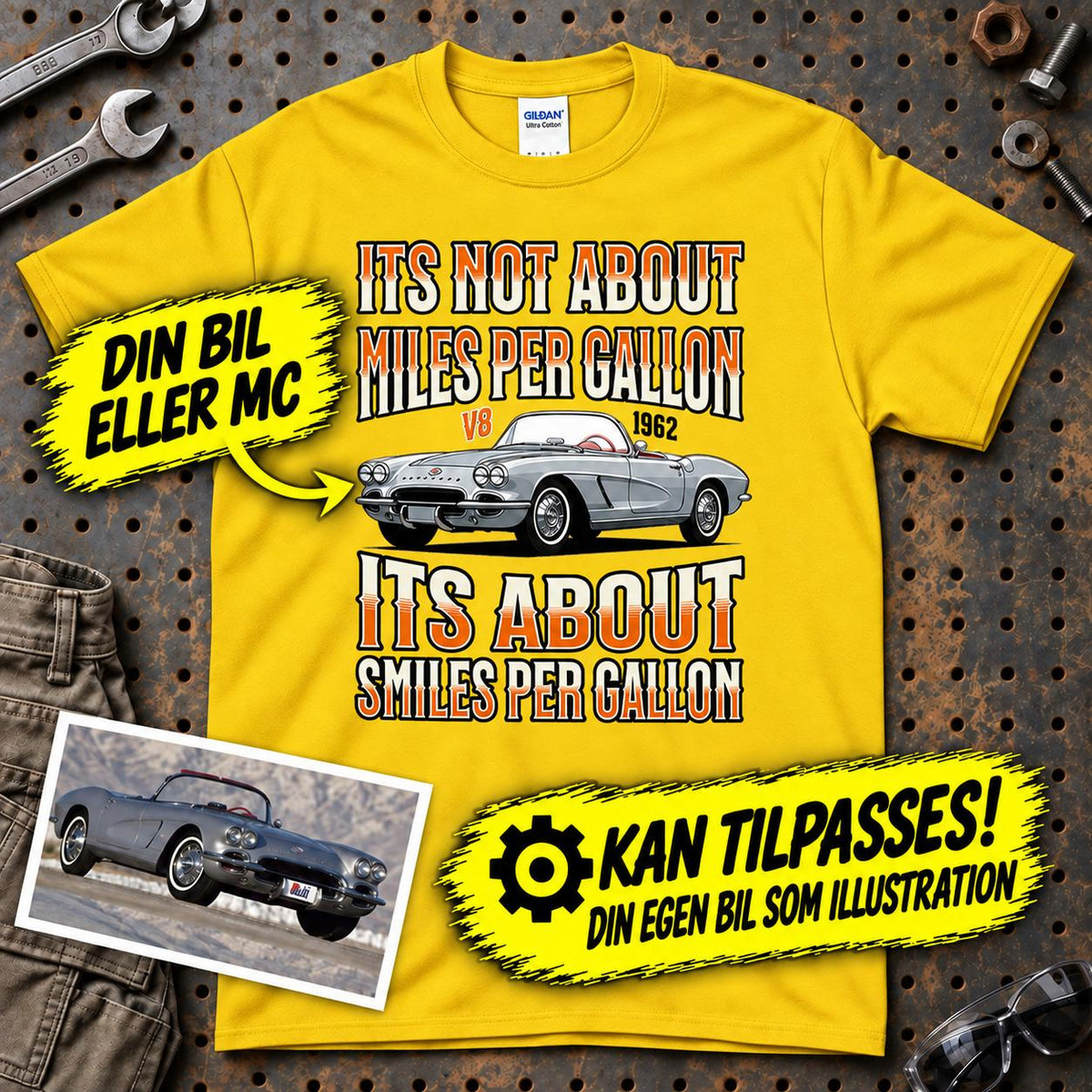 
Produktbillede af Personlig - Its not About miles per Gallon Its About Smiles Per Gallon - Med Din Bil MC Billede I illustrationstil T-Shirt