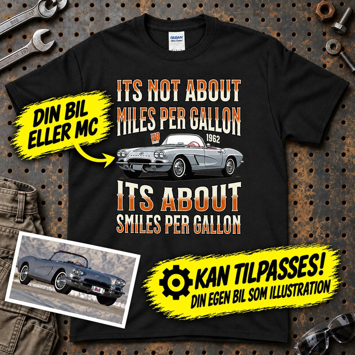 
Produktbillede af Personlig - Its not About miles per Gallon Its About Smiles Per Gallon - Med Din Bil MC Billede I illustrationstil T-Shirt