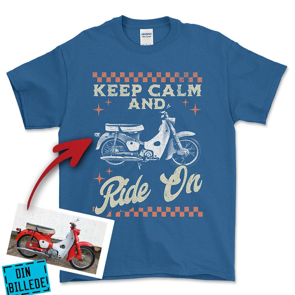 Personlig - Keep Calm And Ride On - Med Din Bil MC Billede T-Shirt-Beklædning-Garage Culture-Blå Royal-S-Garage Culture Shop- garage - man cave - merchandise