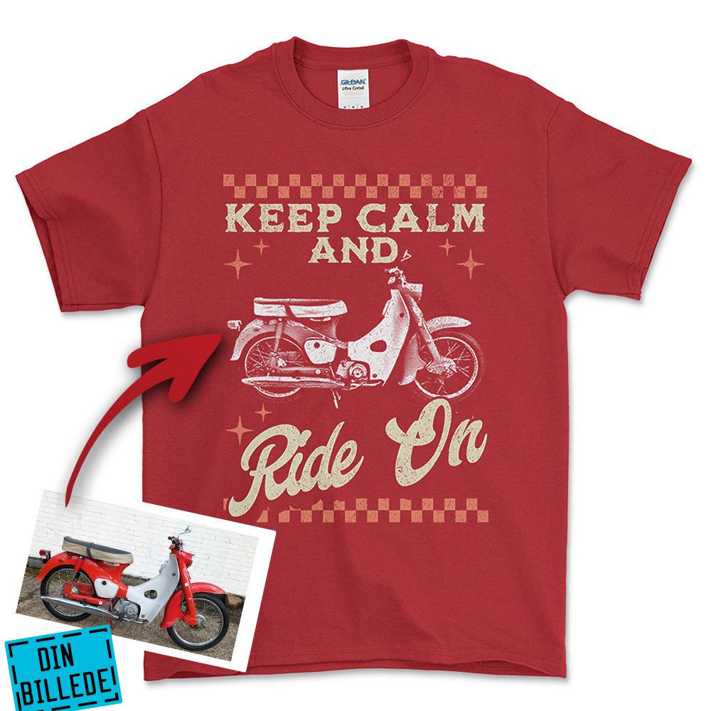 Personlig - Keep Calm And Ride On - Med Din Bil MC Billede T-Shirt-Beklædning-Garage Culture-Rød-S-Garage Culture Shop- garage - man cave - merchandise