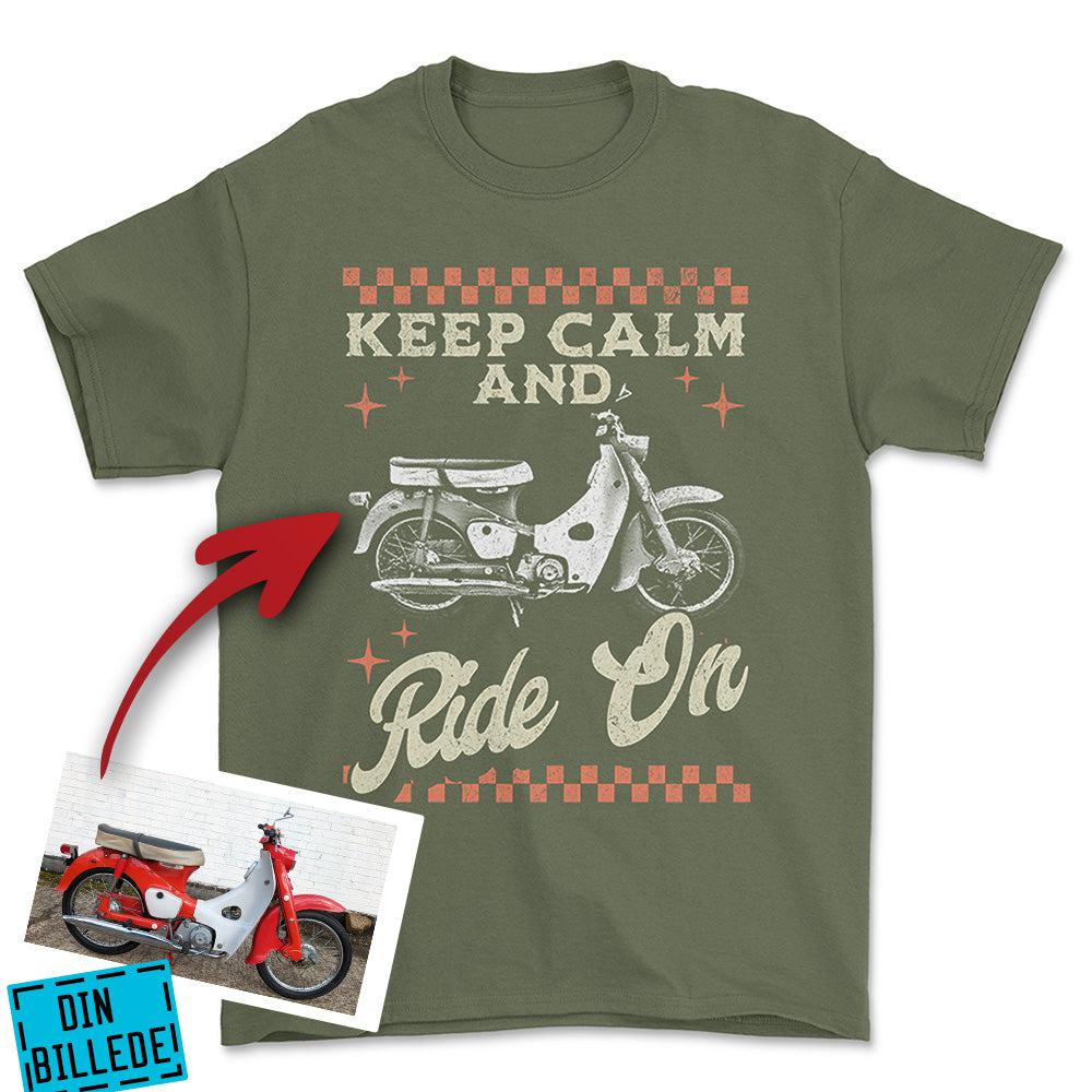 Personlig - Keep Calm And Ride On - Med Din Bil MC Billede T-Shirt-Beklædning-Garage Culture-Grøn Militær-S-Garage Culture Shop- garage - man cave - merchandise