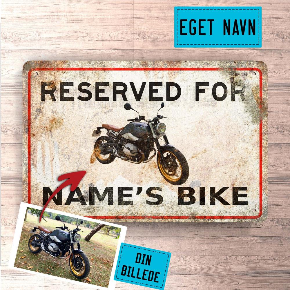 Personlig - Reserved For Your Name's Bike - Din Mc Garage Skilte, Musemåtte, Dørmåtte , Plakat-Skilte-Garage Culture-Garage Culture Shop- garage - man cave - merchandise