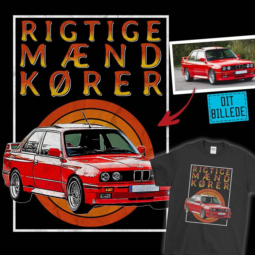 Personlig - Rigtige Mænd Kører - Med Din Bil MC Billede T-Shirt-Beklædning-Garage Culture-Garage Culture Shop- garage - man cave - merchandise