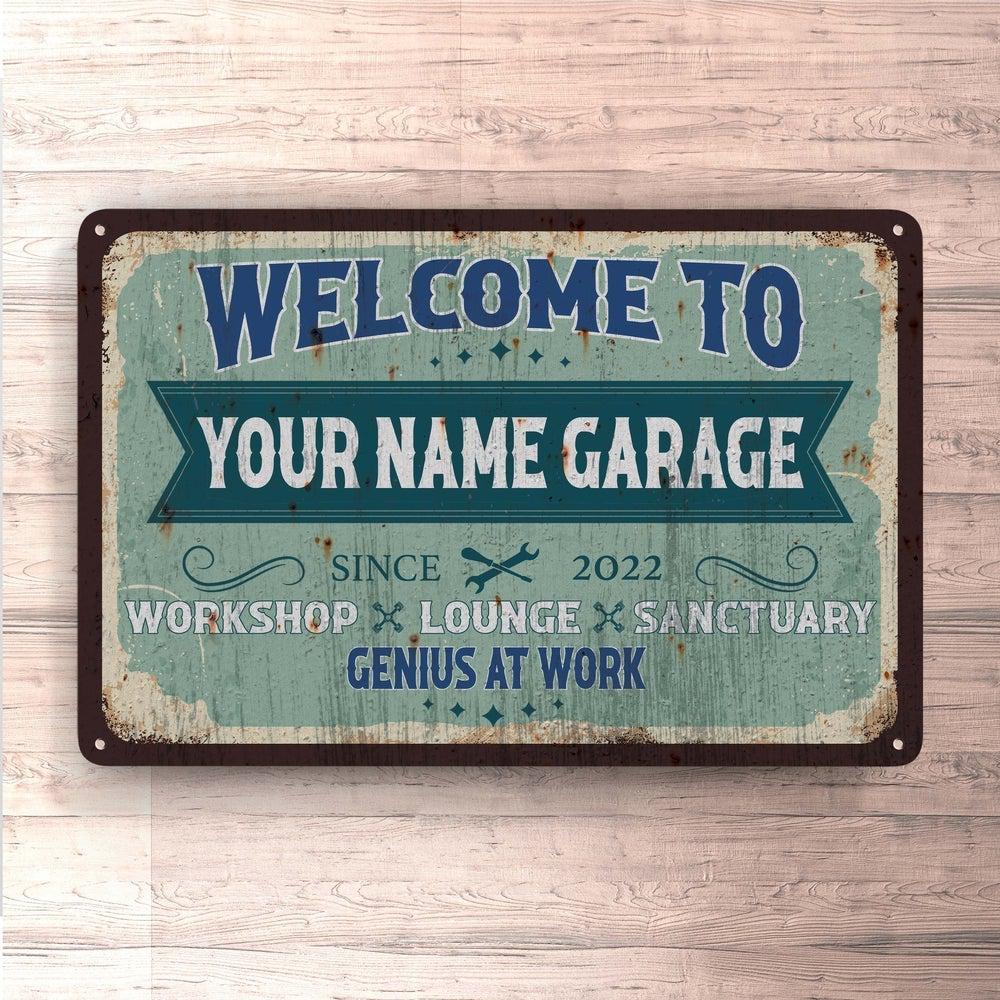 Personlig Til Dig - Din Navn Garage Genius At Work - Skilte, Musemåtte, Dørmåtte , Plakat-Skilte-Garage-Garage Culture Shop- garage - man cave - merchandise