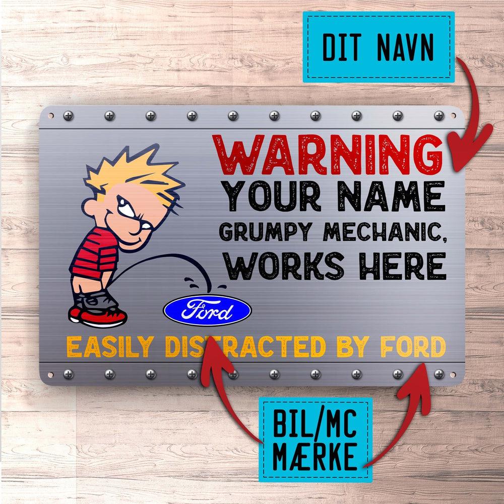 Personlig Til Dig - Warning Your Name Grumpy Mechanic, Works Here - Skilte, Musemåtte, Dørmåtte , Plakat-Skilte-Custom-Garage Culture Shop- garage - man cave - merchandise