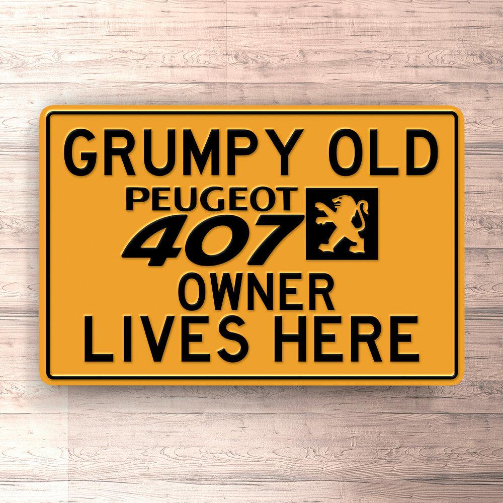 Peugeot 407 Grumpy Old Peugeot 407 Owner Lives Here Skilte, Musemåtte, Dørmåtte , Plakat-Skilte-Peugeot-Garage Culture Shop- garage - man cave - merchandise