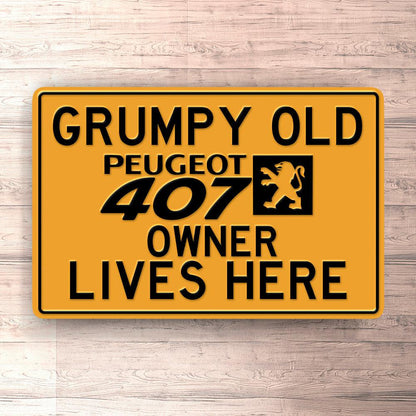 Peugeot 407 Grumpy Old Peugeot 407 Owner Lives Here Skilte, Musemåtte, Dørmåtte , Plakat-Skilte-Peugeot-Garage Culture Shop- garage - man cave - merchandise