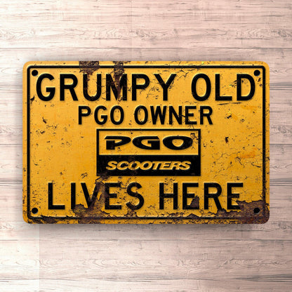 Pgo Grumpy Old Pgo Owner Lives Here Skilte, Musemåtte, Dørmåtte-Skilte-PGO-Garage Culture Shop- garage - man cave - merchandise