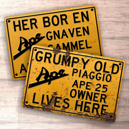 Piaggio Ape 25 Grumpy Old Piaggio Ape 25 Owner Lives Here Skilte, Musemåtte, Dørmåtte , Plakat-Skilte-Piaggio-Garage Culture Shop- garage - man cave - merchandise
