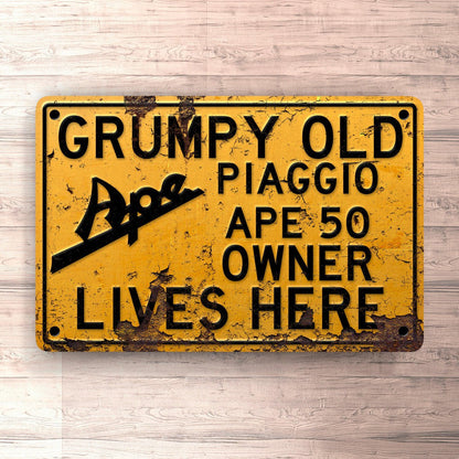 Piaggio Ape 50 Grumpy Old Piaggio Ape 50 Owner Lives Here Skilte, Musemåtte, Dørmåtte , Plakat-Skilte-Piaggio-Garage Culture Shop- garage - man cave - merchandise