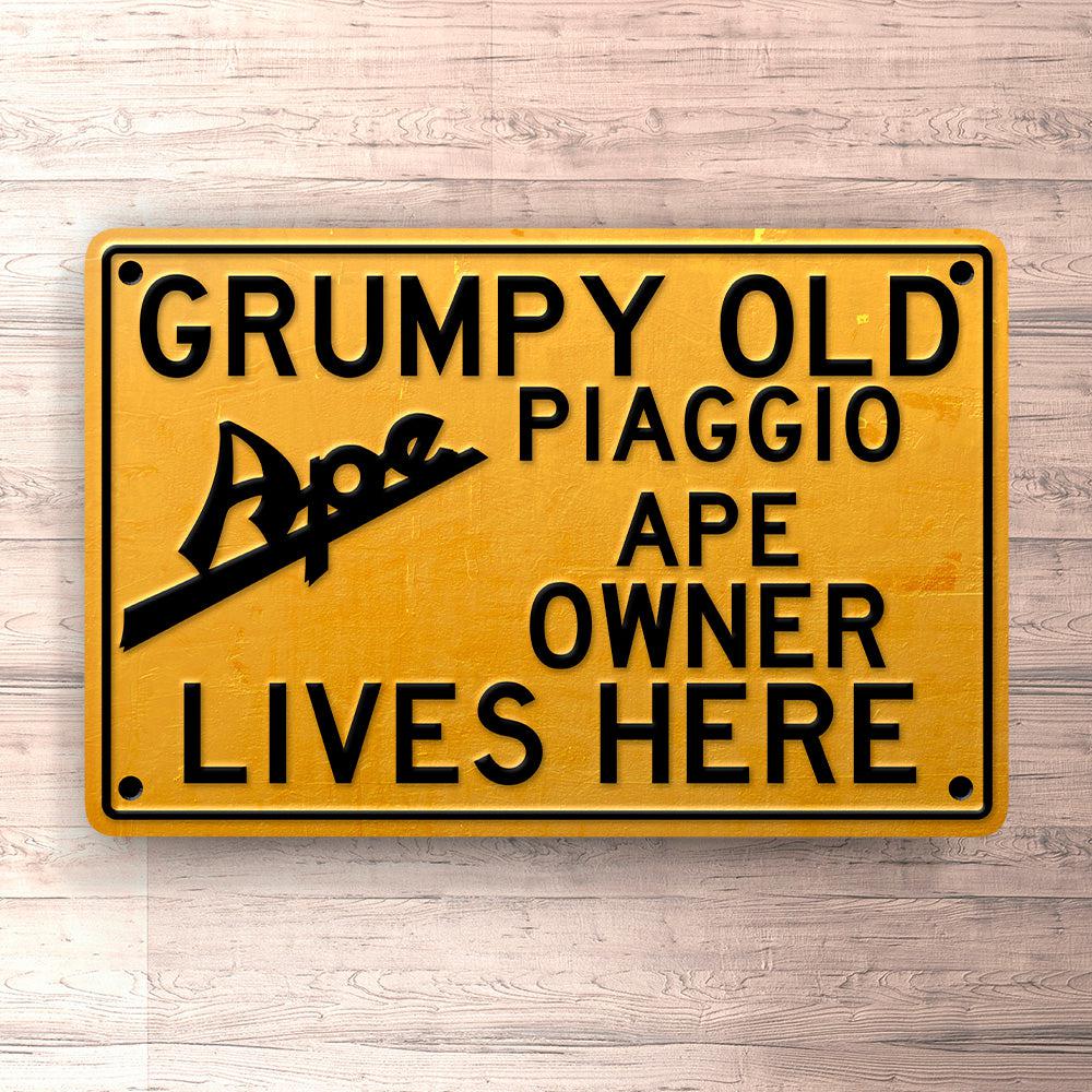 Piaggio Ape Grumpy Old Piaggio Ape Owner Lives Here Skilte, Musemåtte, Dørmåtte-Skilte-Piaggio-Garage Culture Shop- garage - man cave - merchandise