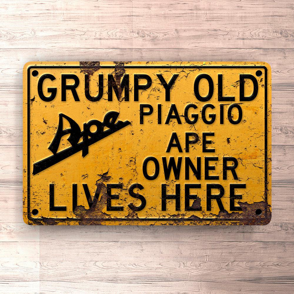 Piaggio Ape Grumpy Old Piaggio Ape Owner Lives Here Skilte, Musemåtte, Dørmåtte-Skilte-Piaggio-Garage Culture Shop- garage - man cave - merchandise