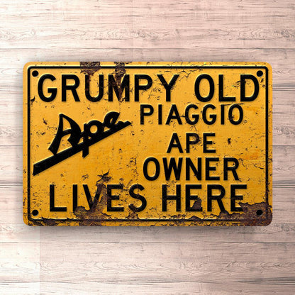 Piaggio Ape Grumpy Old Piaggio Ape Owner Lives Here Skilte, Musemåtte, Dørmåtte-Skilte-Piaggio-Garage Culture Shop- garage - man cave - merchandise