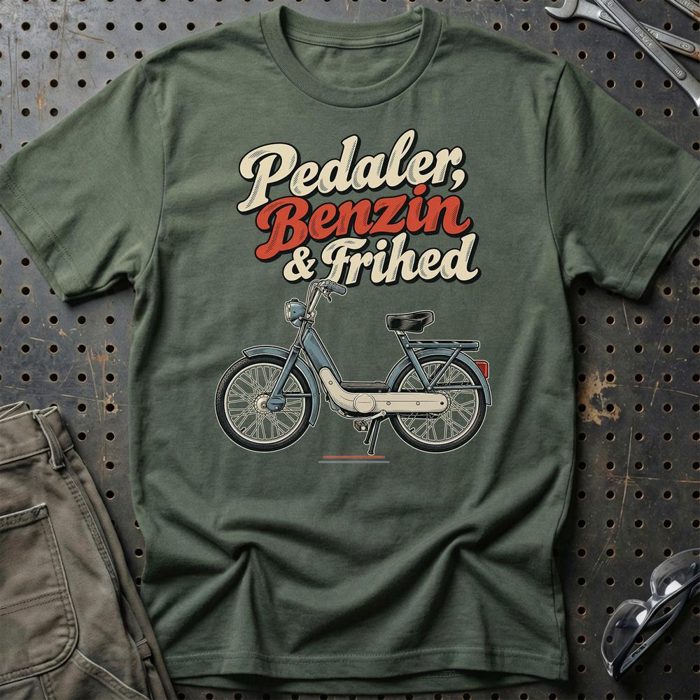 Piaggio Ciao – Pedaler, Benzin & Frihed T-Shirt-Beklædning-Piaggio-Grøn Militær-S-Garage Culture Shop- garage - man cave - merchandise