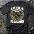 Pladesmed – Danmarks Nogenlunde Gode T-Shirt-Beklædning-Garage Culture-Sort-S-Garage Culture Shop- garage - man cave - merchandise