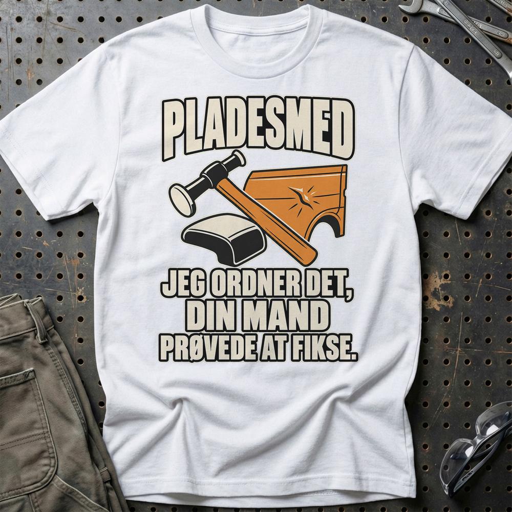 
Produktbillede af Pladesmed – Jeg Ordner Det, Din Mand Prøvede At Fikse T-Shirt