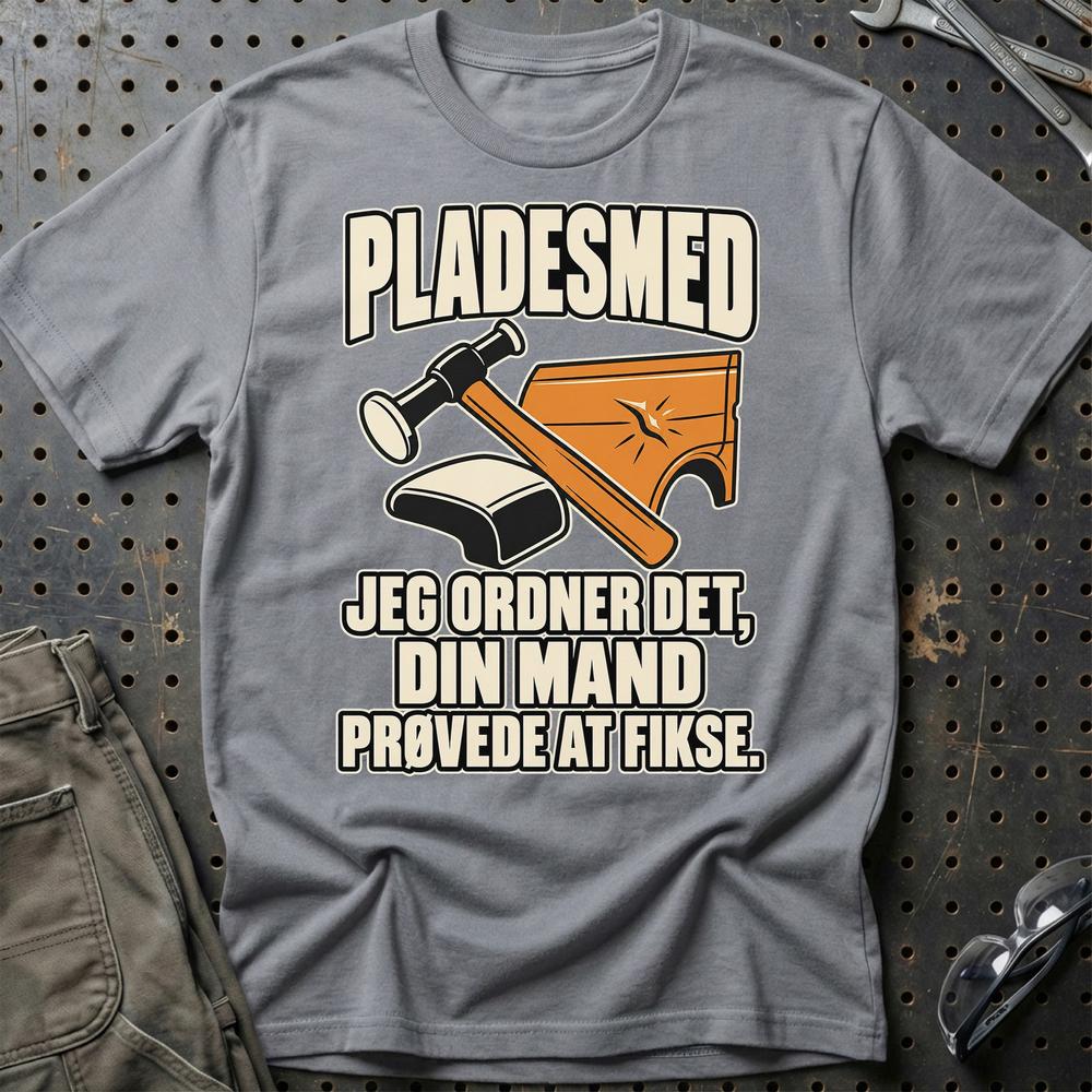 
Produktbillede af Pladesmed – Jeg Ordner Det, Din Mand Prøvede At Fikse T-Shirt