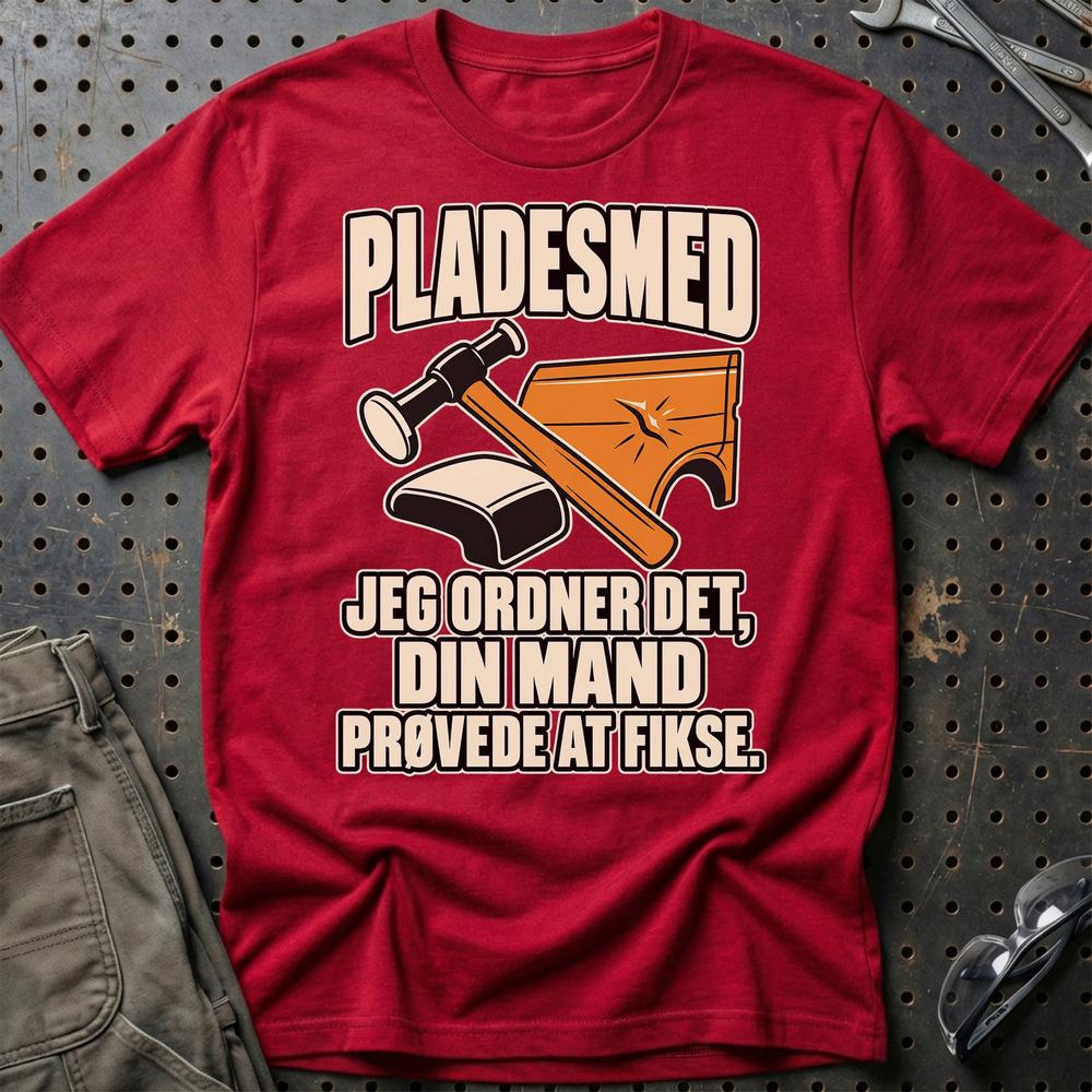 
Produktbillede af Pladesmed – Jeg Ordner Det, Din Mand Prøvede At Fikse T-Shirt