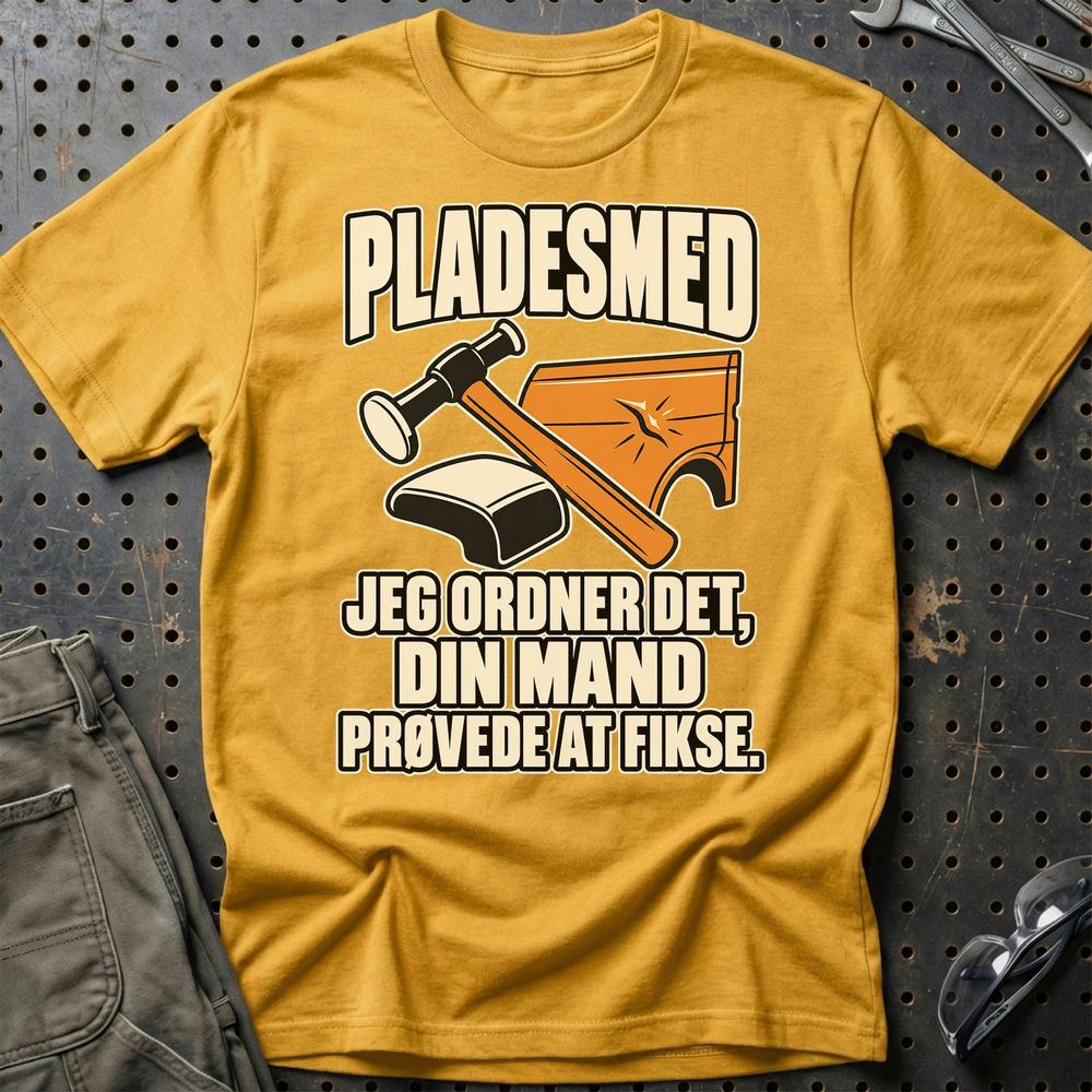 
Produktbillede af Pladesmed – Jeg Ordner Det, Din Mand Prøvede At Fikse T-Shirt