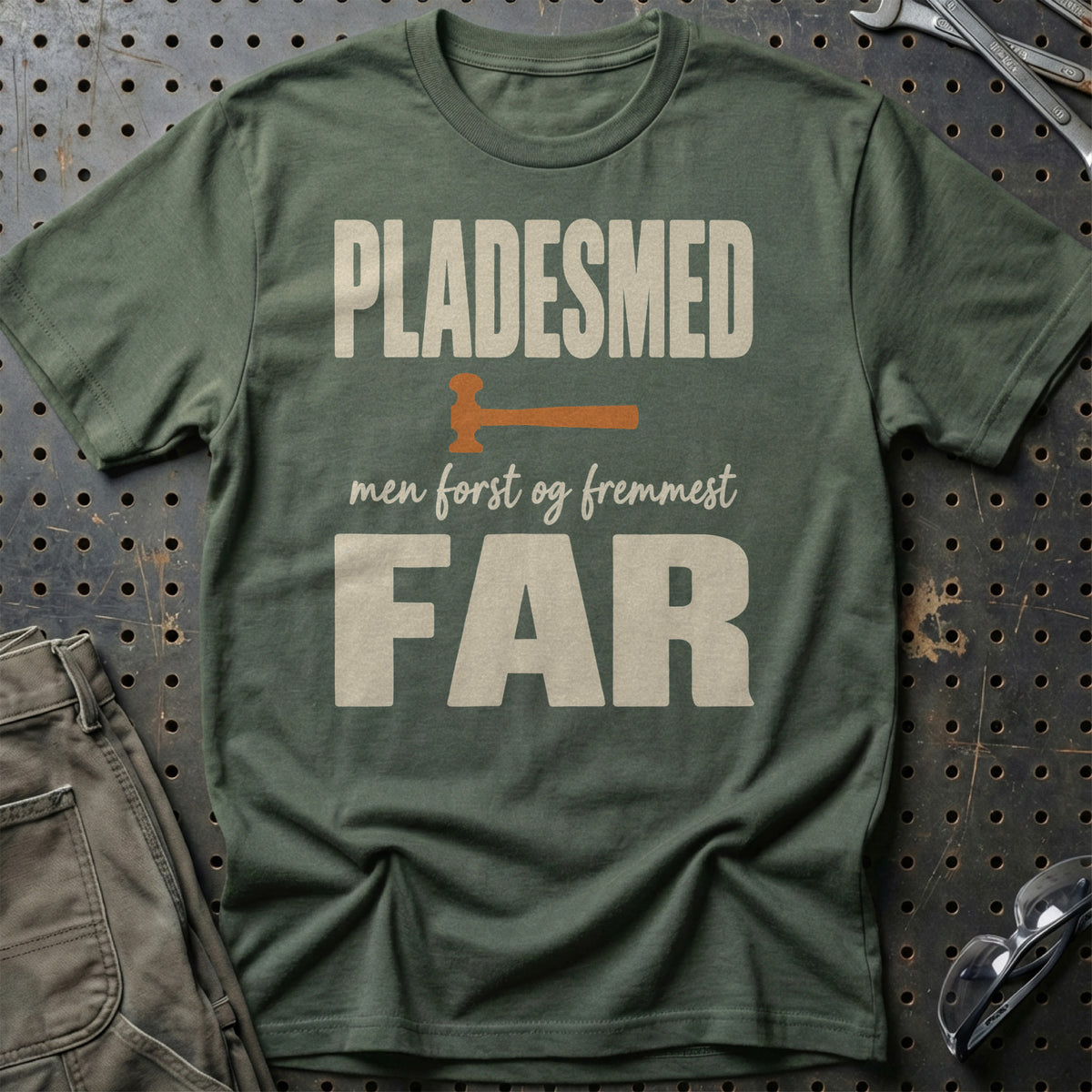 
Produktbillede af Pladesmed – Men Først Og Fremmest Far T-Shirt