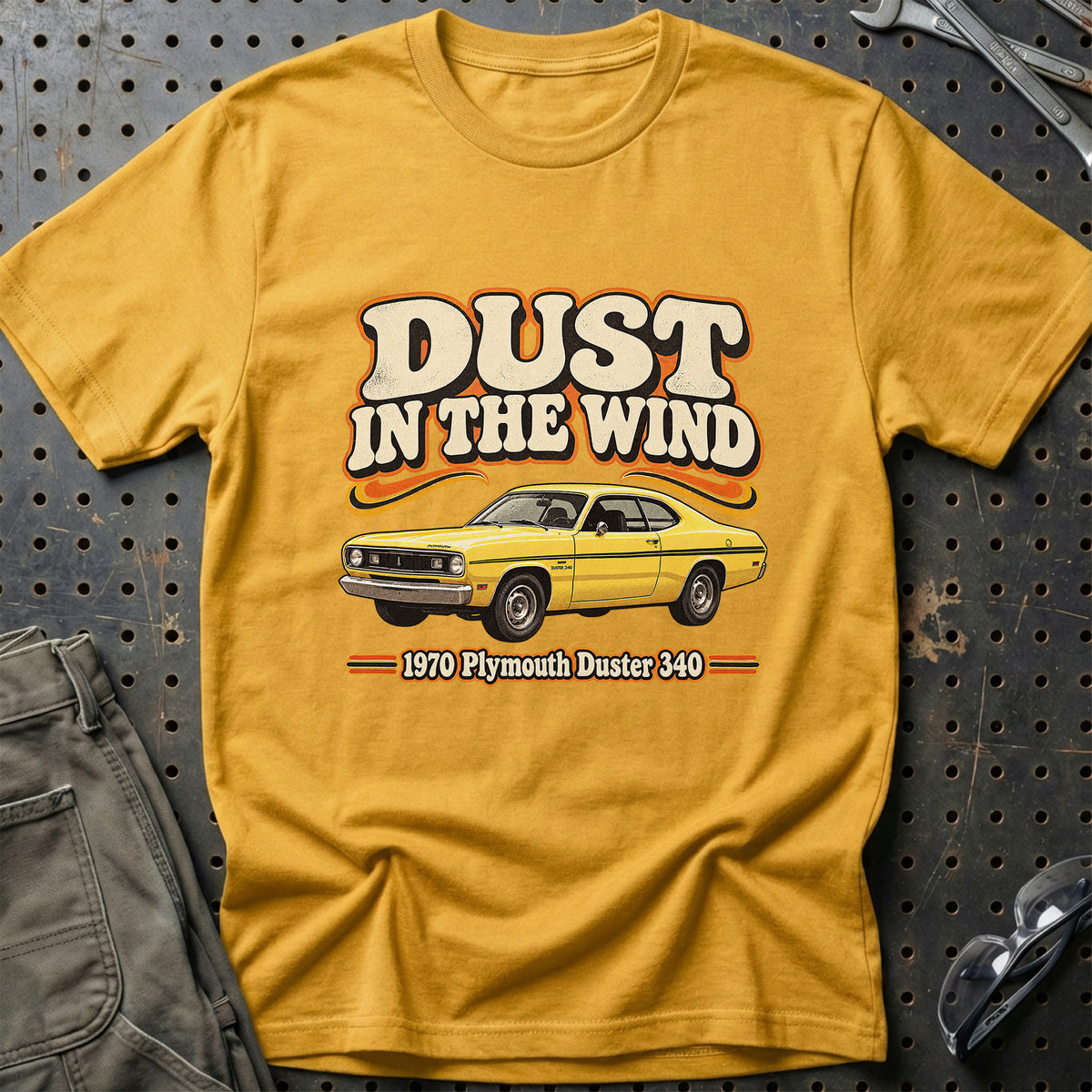 
Plymouth Duster 340 1970 – Dust in the Wind T-Shirt – Guld
