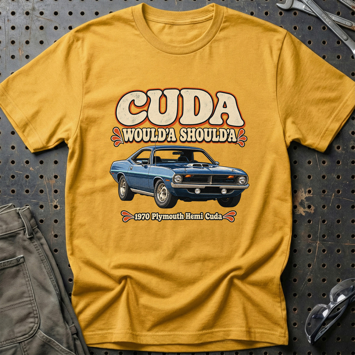 
Plymouth Hemi Cuda 1970 – Cuda Would'a Should'a T-Shirt – Guld