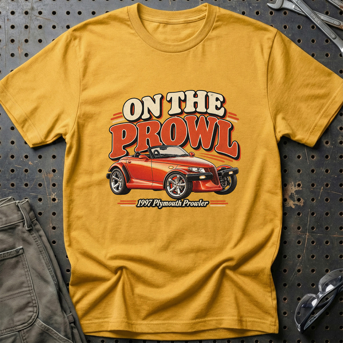 
Plymouth Prowler 1997 – On the Prowl T-Shirt – Guld